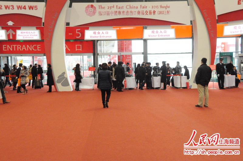 華交會入口人頭攢動