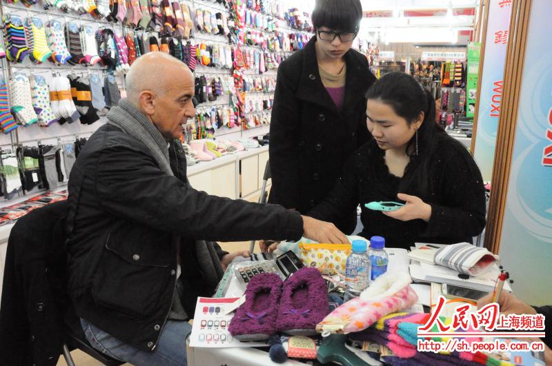 參展企業與外商洽談貿易