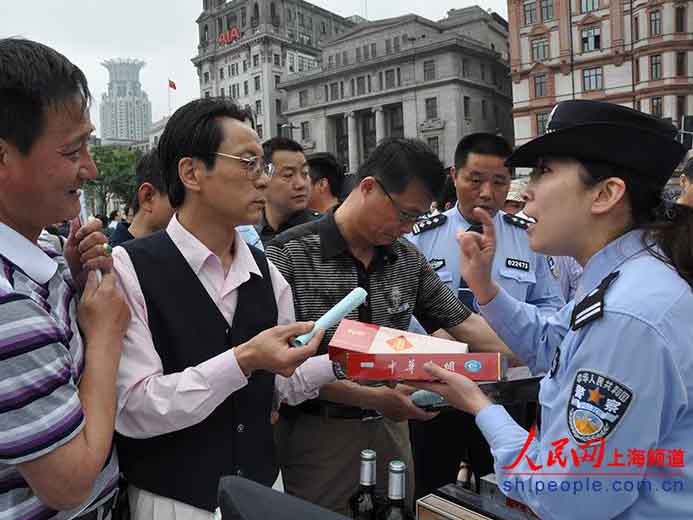 公安民警向市民普及假煙辨別知識