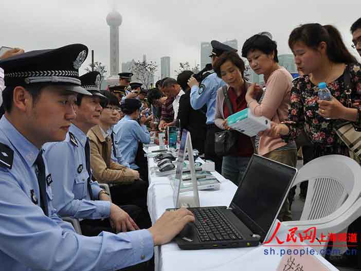公安民警向市民普及辨假知識