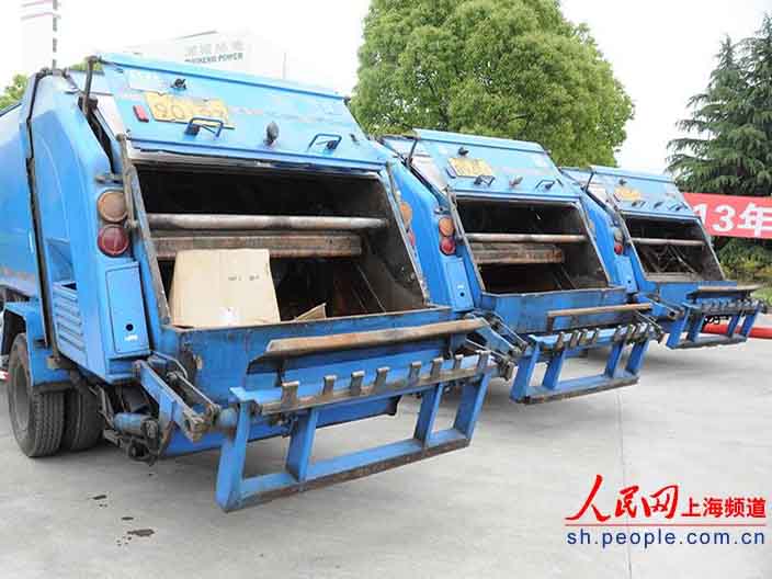 垃圾處理車等待銷毀假冒偽劣產品