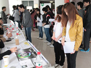 兩名學生面對招聘企業面露遲疑