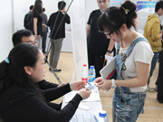 學生與用人單位正在交換名片