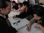 學生正在進行資料登記