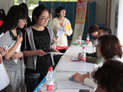 用人單位正在向學生們介紹工作詳情