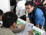 與招聘企業正在進行交流的學生