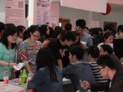 招聘會現場人頭攢動