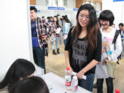 正在等待用人單位進行面試的學生