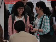 正在與用人單位溝通的學生面露喜色