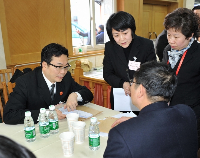  ҂׌ό˳̝
      LԺϿƆT^ԽlrM뷨Ժ16hg39    201012757qβ΁հlͽoһR֪ͨhMћQx鸱IһλԺkͬĸVuԺLҵҹܵί˕ӛһСrӛf@ЩϿƆTκϣȻĬĬo҂׌ό˳̝[Ԕ] 
