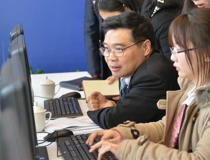 4.上海市政協人口資源環境建設委員會副主任孫建平就”加強環境治理、人口調控“問題與網友在線交流。