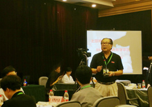 專家向消費者講解測評標準