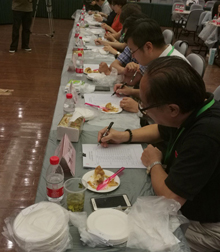 專家在進行測評