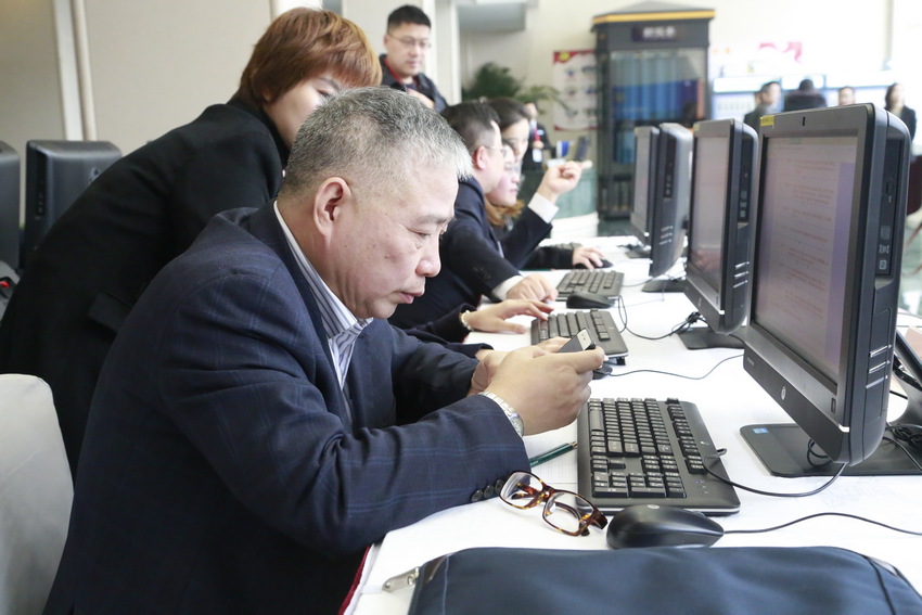 上海市政協常委、社會和法制委員會主任 何品偉