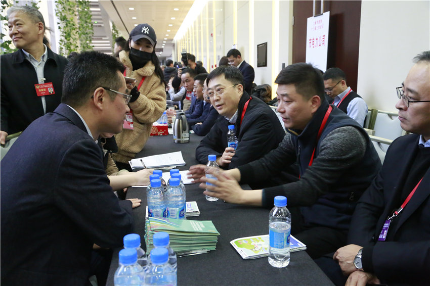 【圖說兩會】上海市政協舉行現場咨詢會 37家單位接待回應311人次【3】