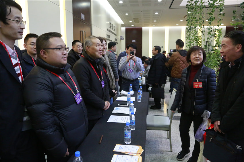 【圖說兩會】上海市政協舉行現場咨詢會 37家單位接待回應311人次【5】