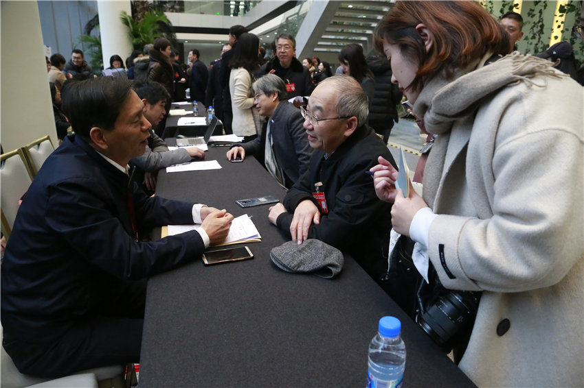 【圖說兩會】上海市政協舉行現場咨詢會 37家單位接待回應311人次【2】