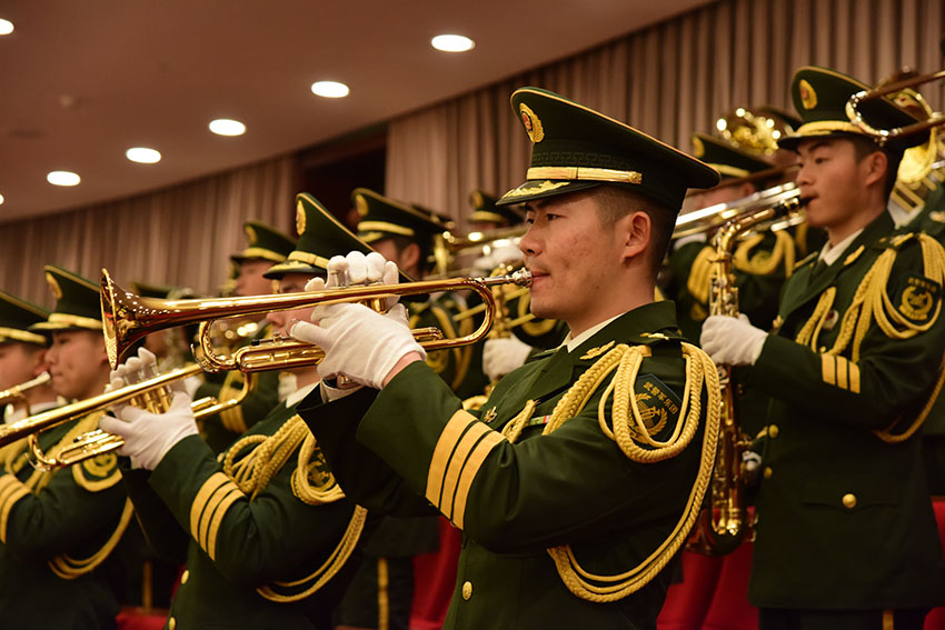 上海市政協十三屆三次會議大會在雄壯的國歌聲中閉幕。（王文娟/攝）