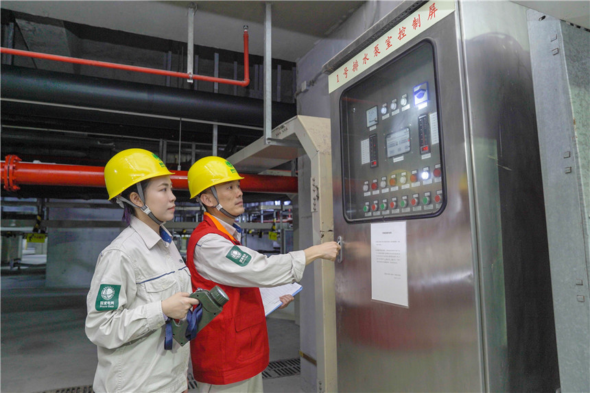 國網上海檢修公司運維人員正在500千伏地下變電站檢查站內排水泵運轉情況(朱鷹杰 攝)