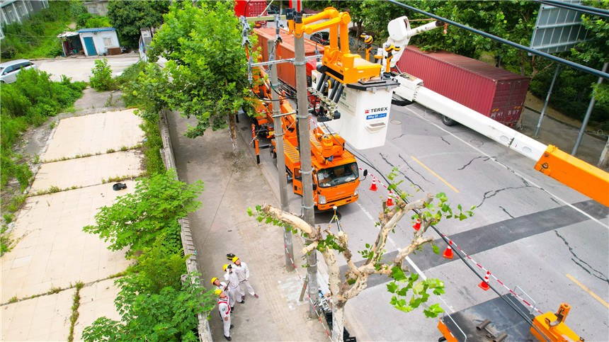 國網上海市南供電公司運維人員應用帶電作業智能機器人及時消除線路設備缺陷(錢嫣然 攝)