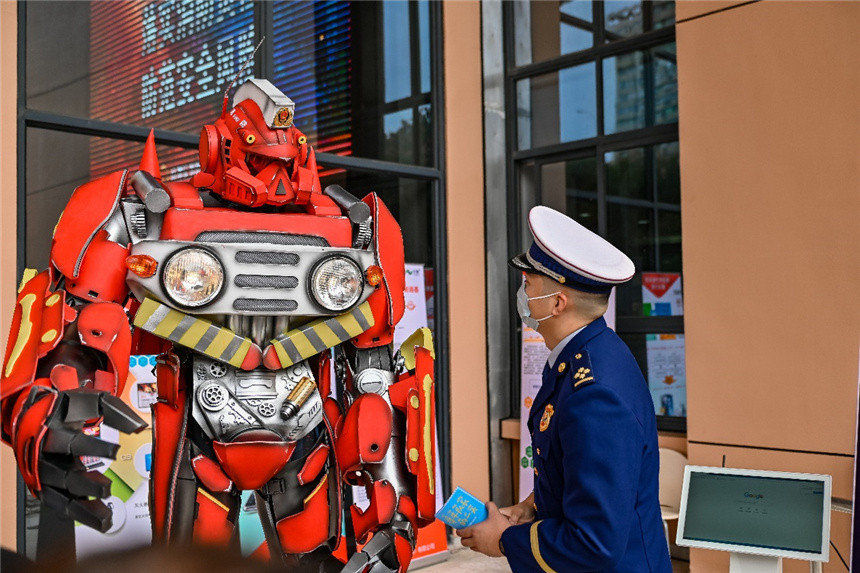 上海:“消防機器人”現身宣傳消防知識【2】