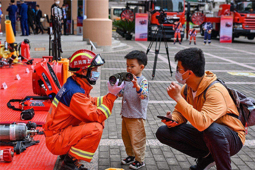 上海:“消防機器人”現身宣傳消防知識【3】