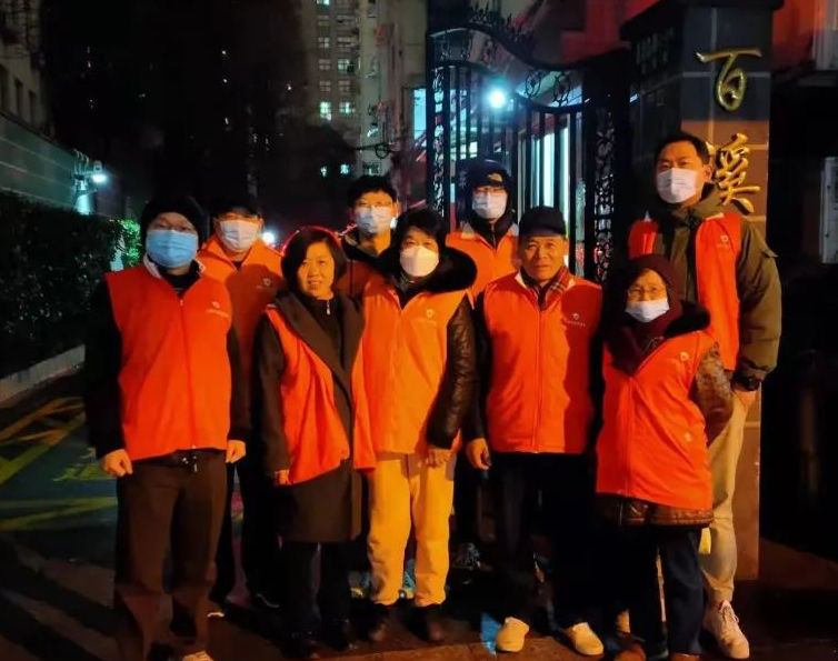 元宵夜，“80后”夫妻檔志愿者守護社區安寧  如果說，“今夜的月色真美”是最深情的告白之一。那么這句臺詞也是對五里橋街道青年“小巷總理”許佳俊及其妻子徐玉婷的暖心點贊——為了保障上海市煙花“零燃放”工作，將新年的夜空留給月亮，這對“80后”夫妻檔的春節已多年在平安巡邏的崗位上度過。隨著元宵佳節的到來，倆人繼續扛起守護社區平安的擔子：“社區是大家，我們小家庭當然要為這個大家庭貢獻自己的一份力量?！盵詳細] 