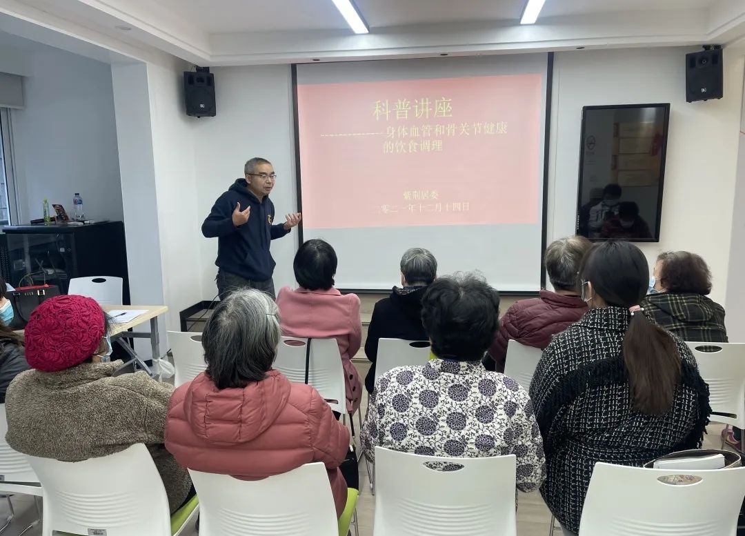 從群眾身邊小事著手，不斷提升服務質量  為切實解決人民群眾急難愁盼、反映強烈的實際問題，人文濱江街區持續開展“我為群眾辦實事”實踐活動，從群眾身邊小事著手，不斷提升服務質量，切實提高人民群眾的幸福感、獲得感和安全感。為了提高居民對心血管疾病的認識，提升居民的健康意識，紫荊居委開展身體血管科普講座。創全工作常態化持續進行，人文濱江街區各居委積極開展樓道清理活動。[詳細] 