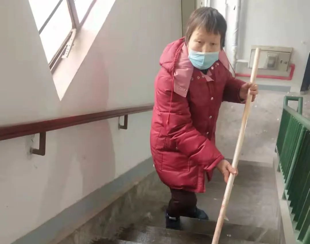 十八年如一日的“后勤部長”  她曾是焦化廠后勤部的一名管理員，退休后擔任樓組長已有18個年頭，她時刻不忘自己“后勤部長”的身份，涉及居民，無論大小，她都會積極、主動地去幫忙。74歲的鄭寶娣，擔任斜土路486弄20號樓組長已有足足18個年頭。鄭寶娣十八年如一日，用自己的行動把一棟樓變成了一個家。左鄰右里提起鄭阿姨，無不豎起大拇指，連聲稱贊。[詳細] 