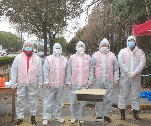 平凡又非凡！致敬每一個逆風而行的他們在疫情依然肆虐的防控關鍵時期，紅雙喜集團“金小囍”疫情防控突擊隊隊員紛紛挺身而出、沖鋒在前，投入到金山衛鎮各村居抗“疫”戰線中，逆風綻放青春風華。[詳細]