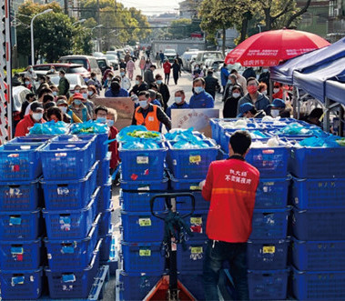 小區封閉管理，他們為居民送去免費公益蔬菜包在社區工作人員的陪同下，生鮮電商平臺錢大媽上海區的員工們戴著口罩，做好各項防疫準備工作后，拎著青菜、土豆等物資，為社區居民們配送免費公益蔬菜包。[詳細]