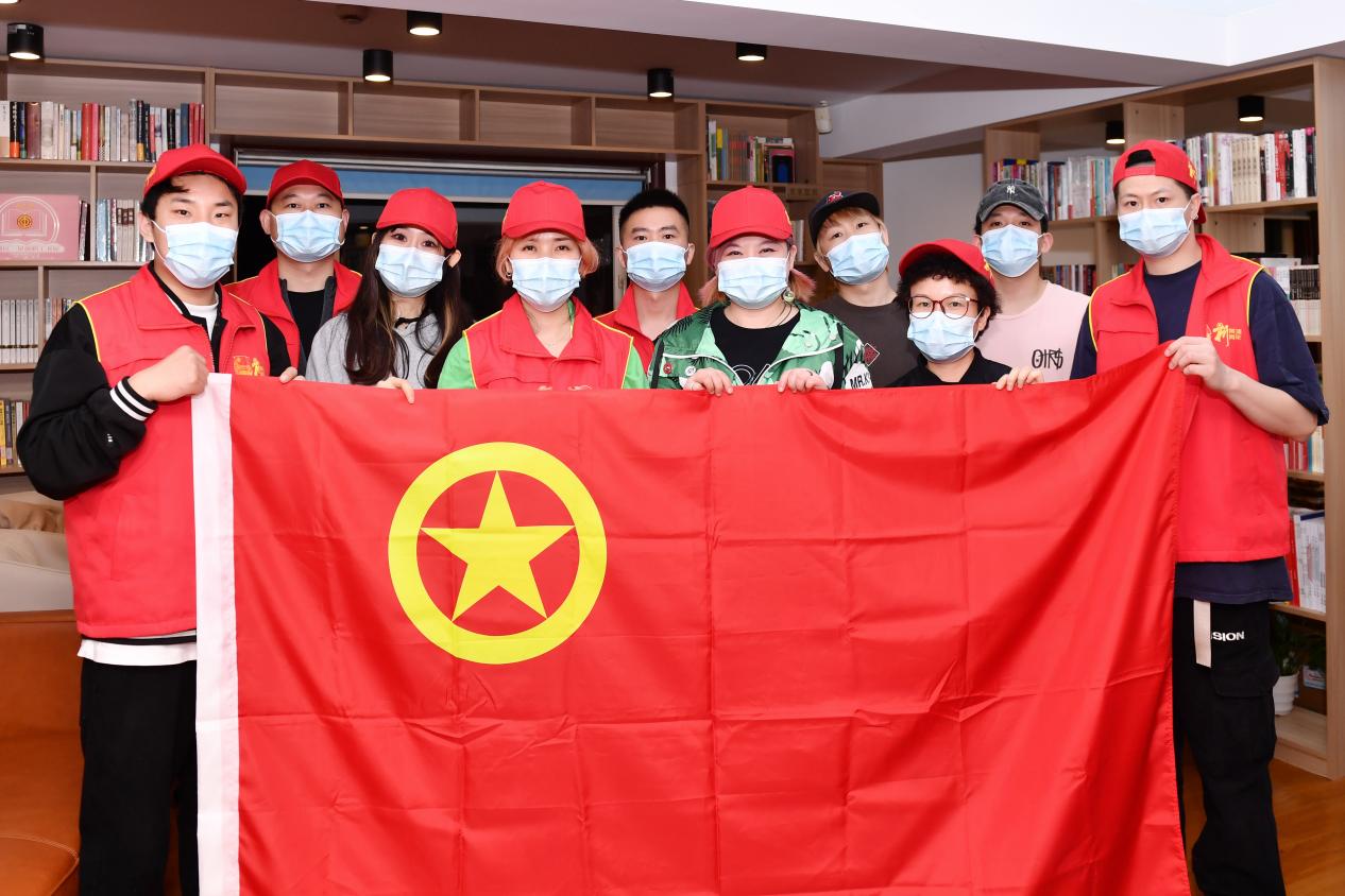 脫口秀人成一線志愿者 抗擊疫情有笑果身影日常用脫口秀給大家帶來歡樂的笑果人，也用新的方式給大家輸送著溫暖和力量。在笑果文化黨支部的組織下，一支由未被封控的笑果人組成的防疫志愿小分隊很快搭建成功。[詳細]