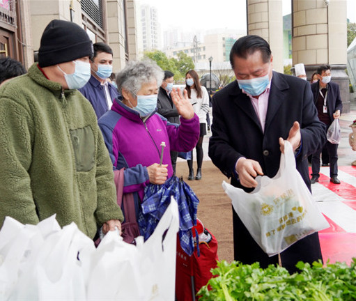 上海環球港外廣場變“菜市場” 月星集團助力防疫在行動近日，“環球港送菜”成為街頭巷尾議論的熱點。面對疫情的肆虐，實體商業頻受沖擊，而環球港則用實踐證明：商場的盡頭是用服務傳遞暖心、決心和信心。[詳細]