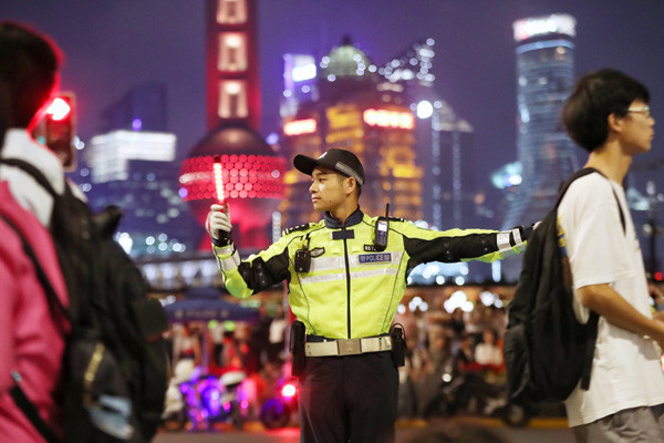 業務精湛，靈魂有趣，“外灘活地圖”火出圈兒