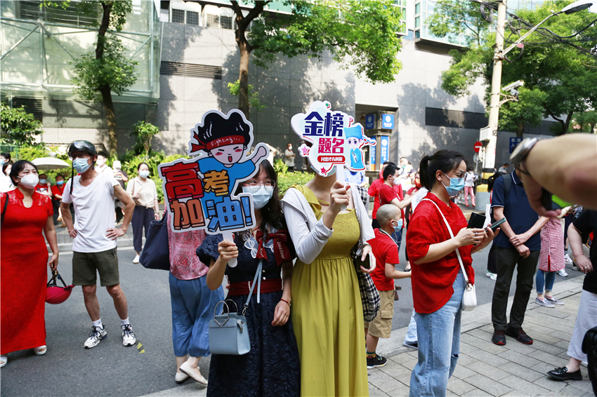 考場外不少人為考生加油打氣。龔莎攝