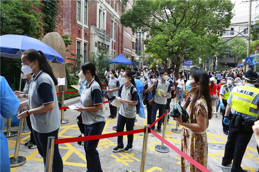 上午8點，考生開始有序進入考場。龔莎攝?