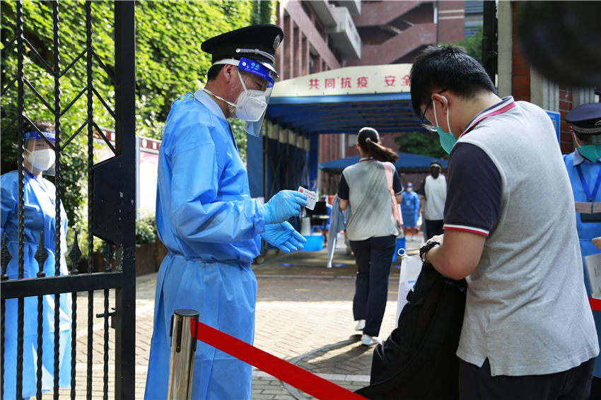 考生正在進行身份驗證。龔莎攝