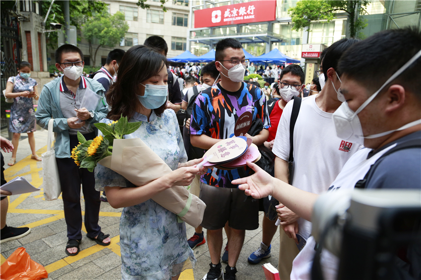 陪同考生一起的老師手捧向日葵寓意一舉“奪魁”。龔莎攝?