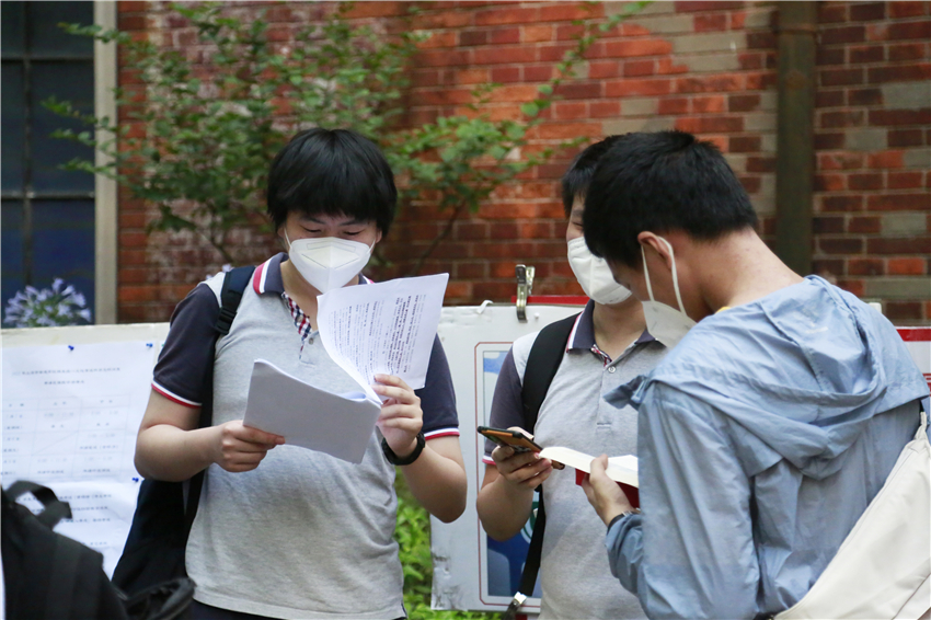 考場門口，一些考生還在“最后發力”。龔莎攝?