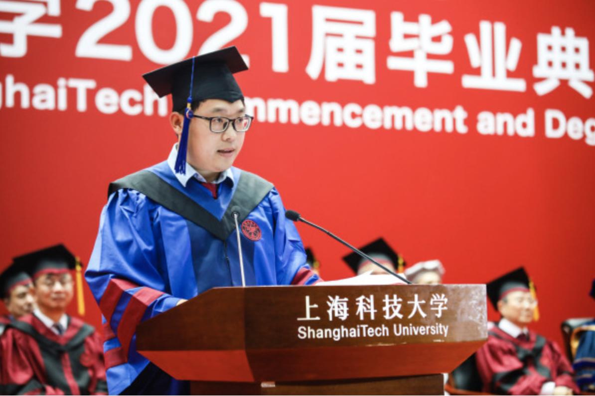 2021年7月，上?？萍即髮W研究生畢業生代表呂文濤在畢業典禮上發言。上?？萍即髮W供圖