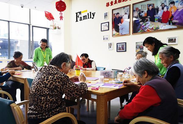 老人們正在做手工。人民網記者?唐小麗攝