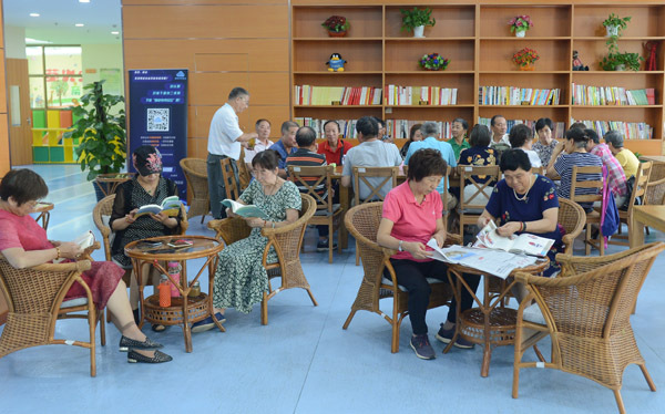 老人們在托老所內看書、聊天。人民網記者?唐小麗攝