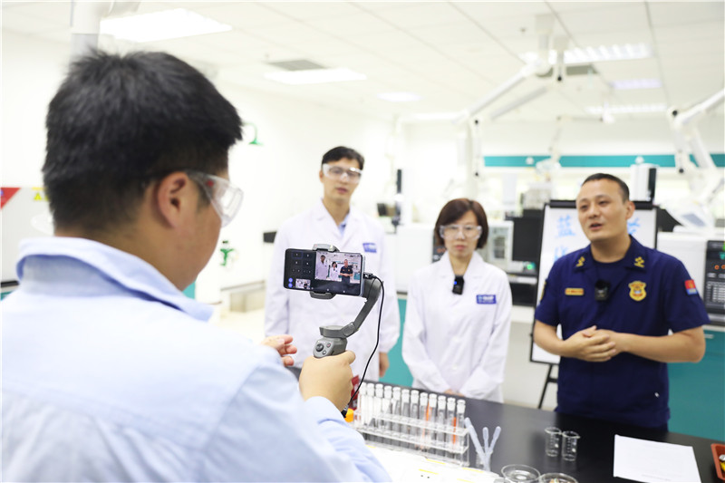 上海:消防直播間上起“化學課”