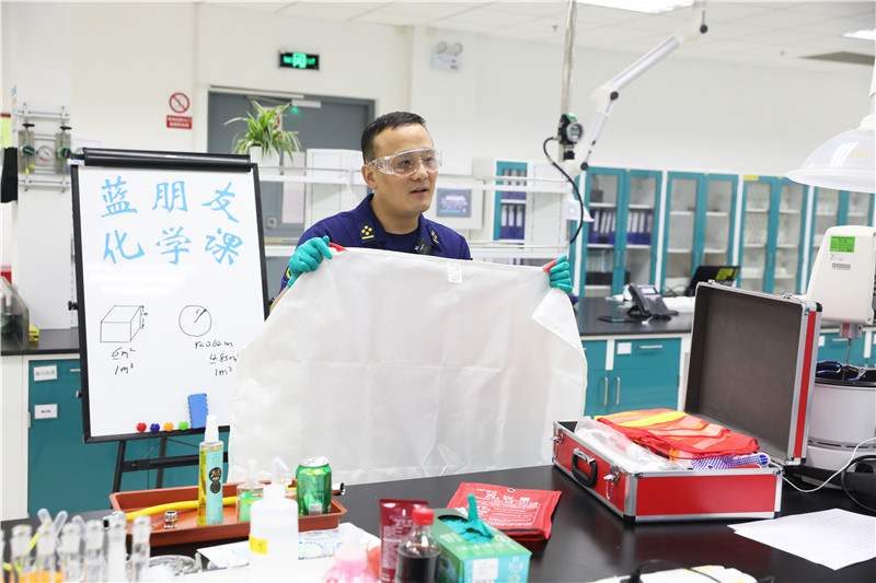 上海:消防直播間上起“化學課”