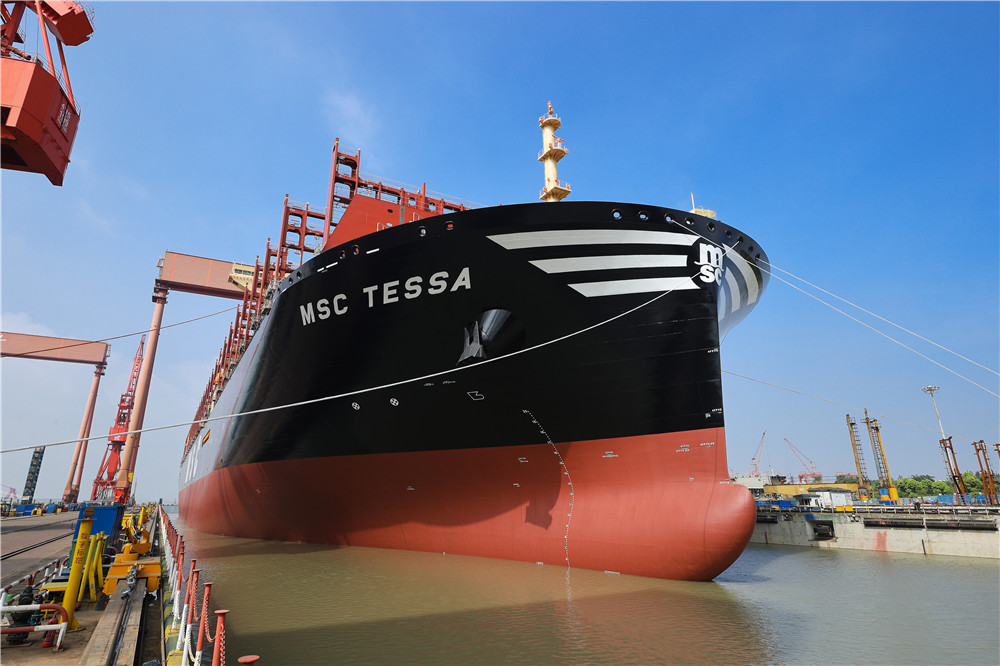 破紀錄！世界最大集裝箱船在上海出塢。張良攝