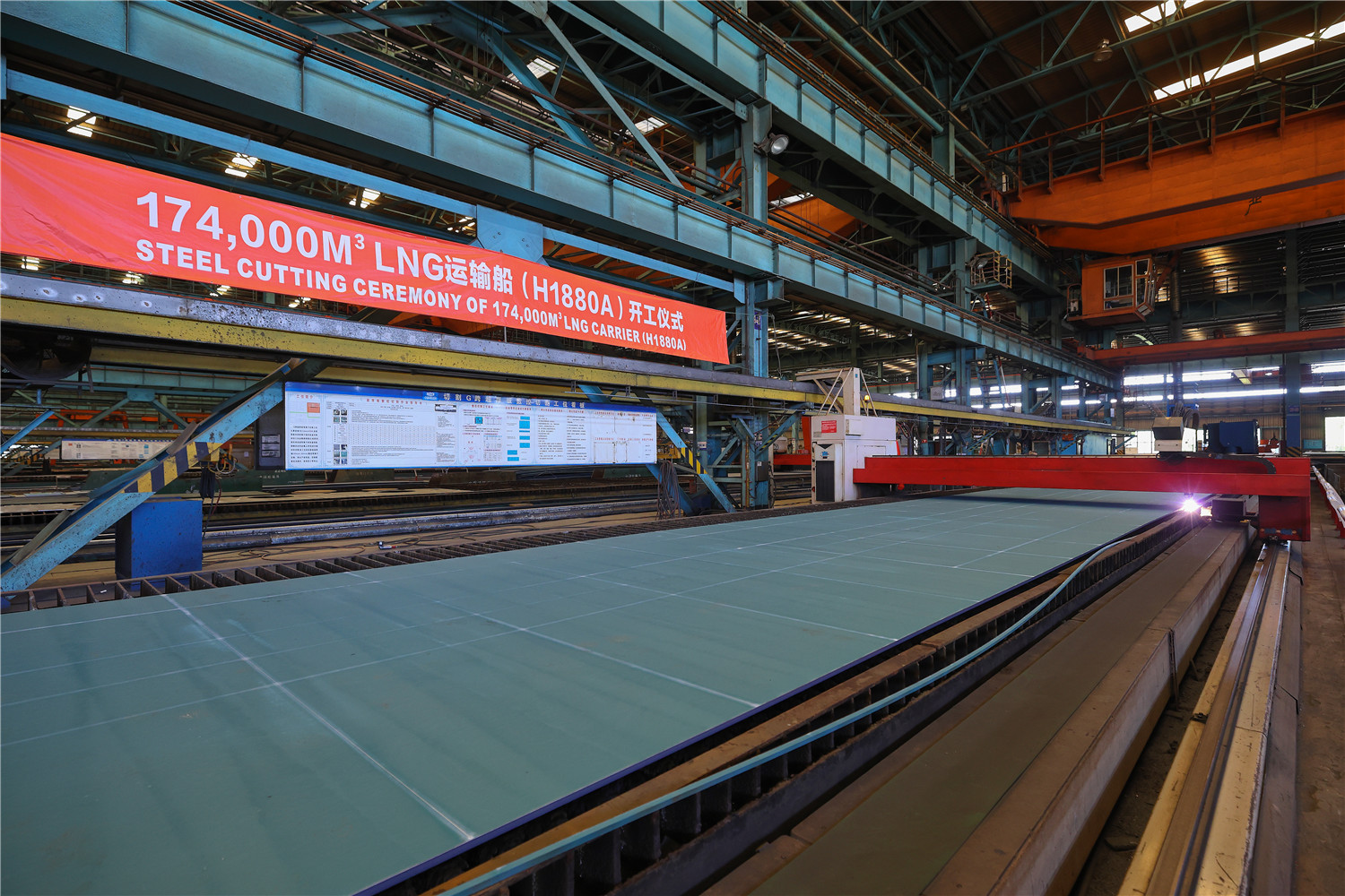 中國第五代大型液化天然氣船首制船點火開工。張黎攝