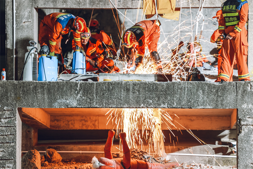 上海消防開展地震救援實戰演練