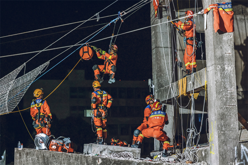 上海消防開展地震救援實戰演練