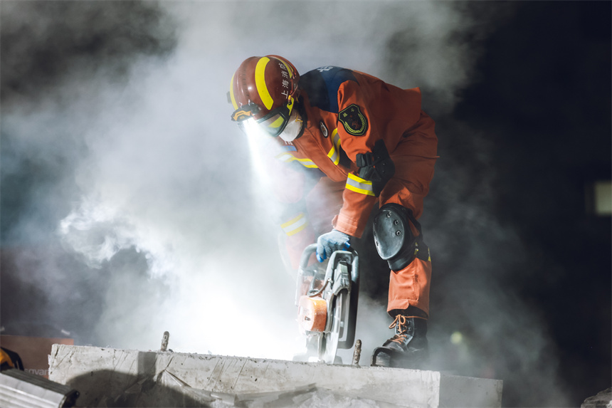 上海消防開展地震救援實戰演練