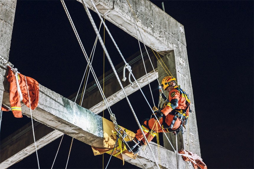 上海消防開展地震救援實戰演練